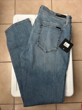 NWT Joe’s Jeans The Brixton Light Wash Straight and Narrow Jeans